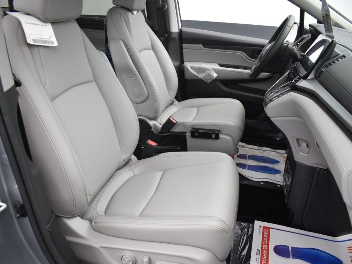 Silver Honda Odyssey image number 1