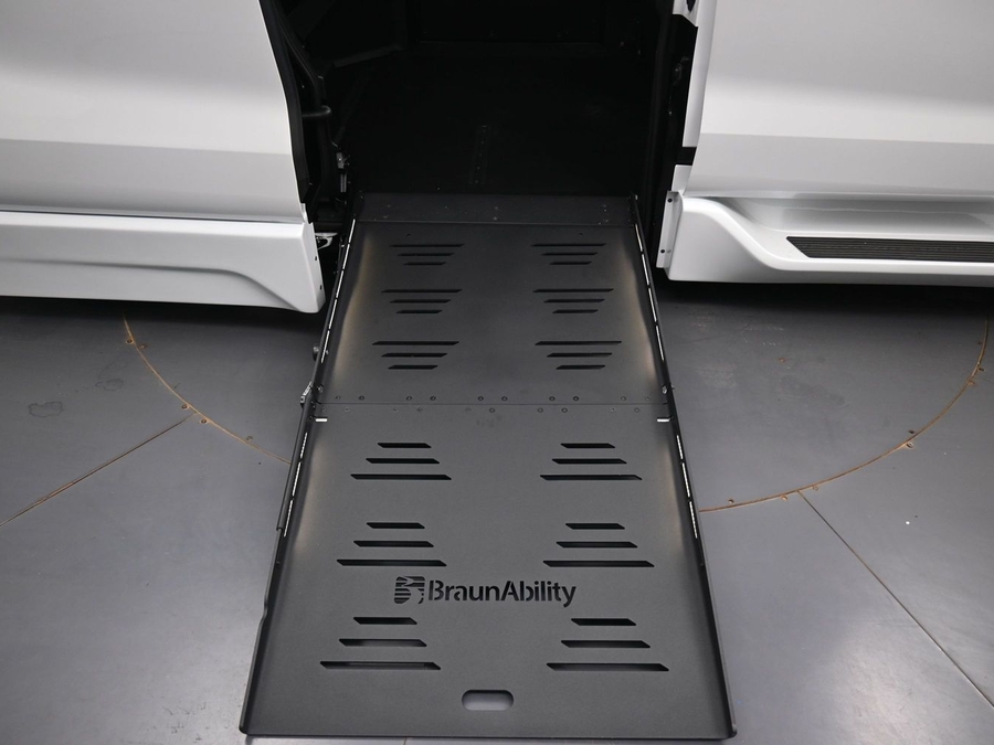 New 2026 Toyota Sienna Hybrid XLE Base - BraunAbility Side Entry Fold Out Automatic Ramp