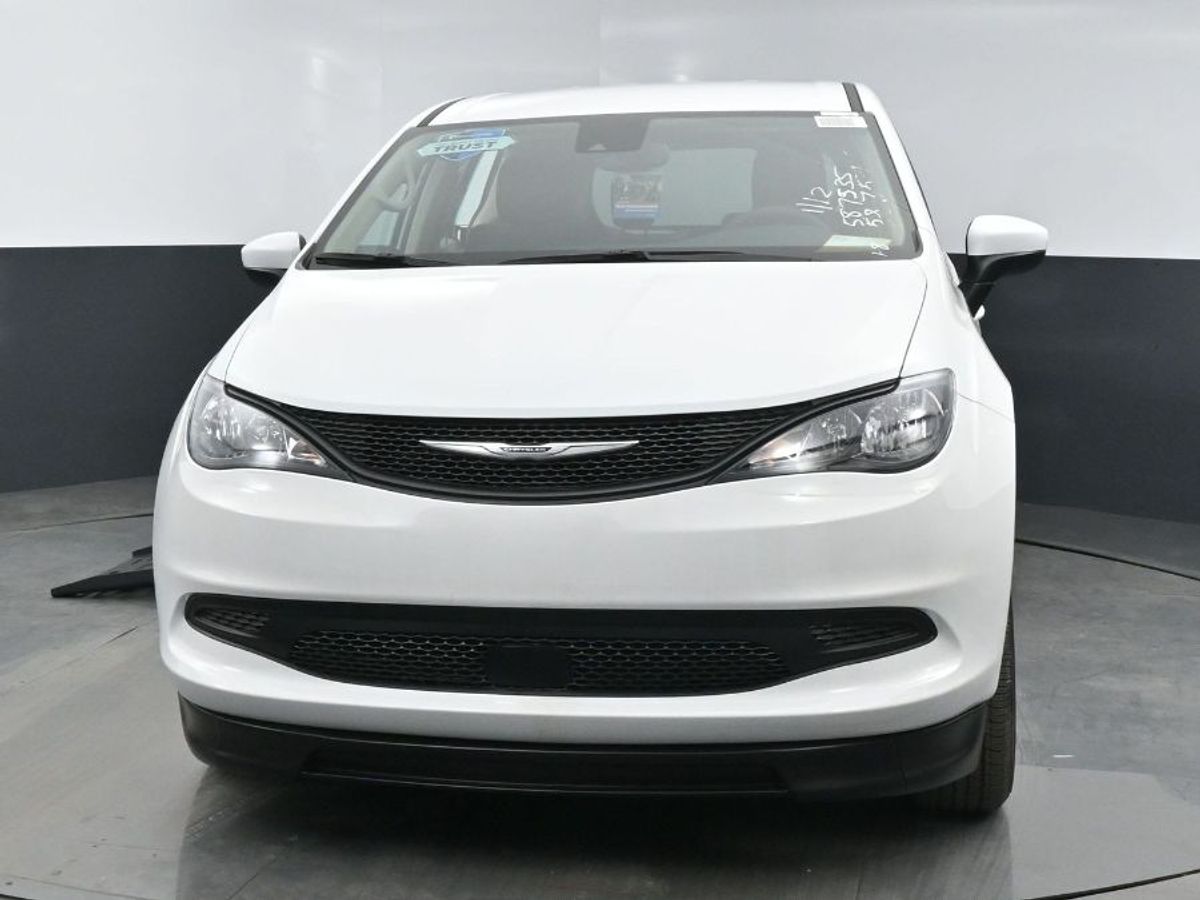 White Chrysler Voyager image number 1