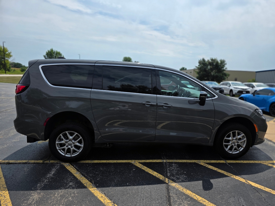 Grey Chrysler Pacifica image number 7