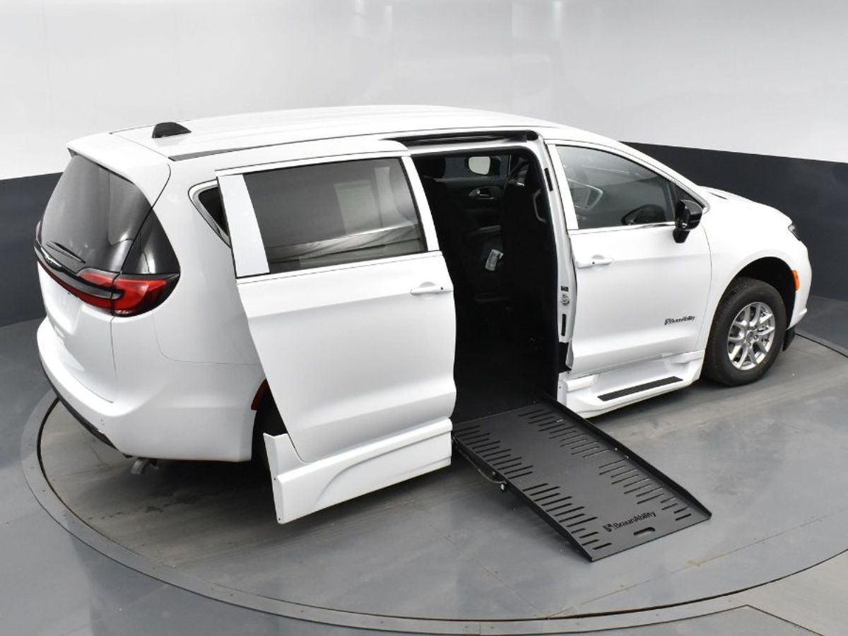 2024 Chrysler Pacifica Touring - Photo 18