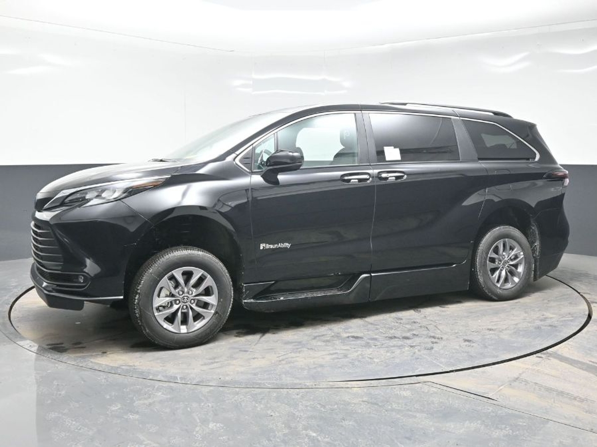 Black Toyota Sienna image number 2