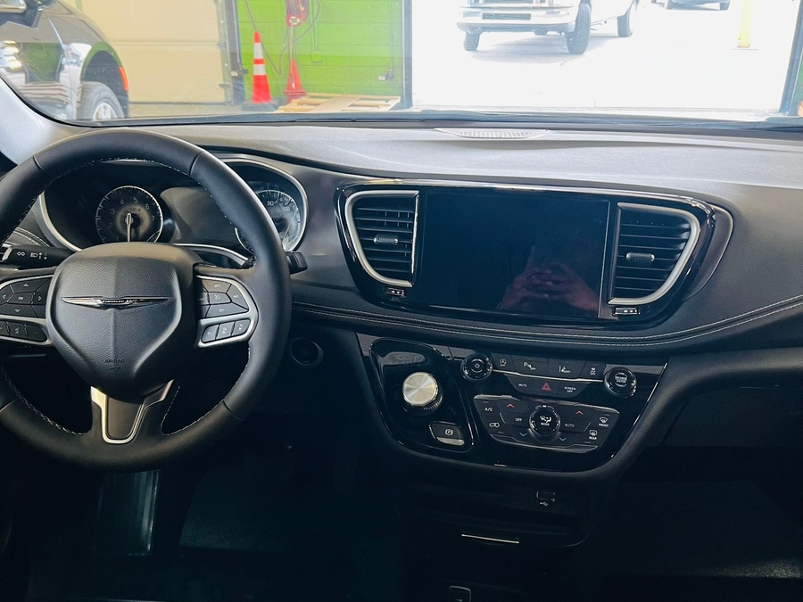 White Chrysler Pacifica image number 12