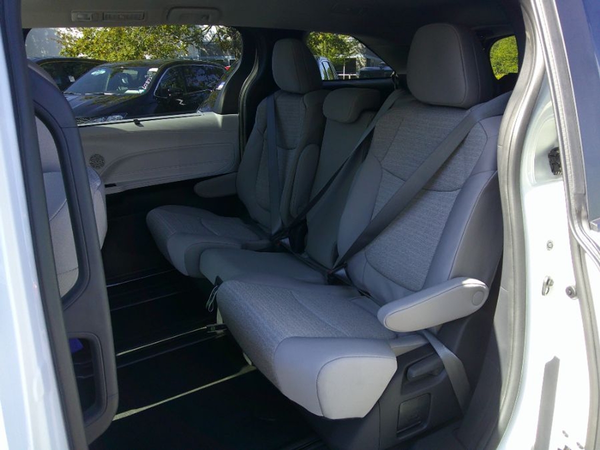 White Toyota Sienna image number 13