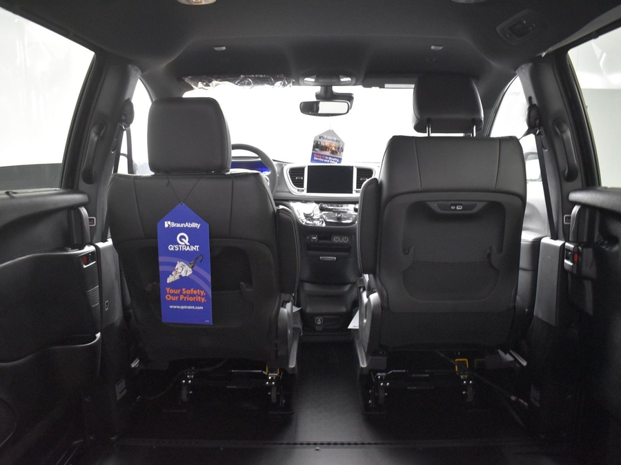 New 2025 Chrysler Pacifica Select Safety - BraunAbility Side Entry Entry In Floor Automatic Ramp