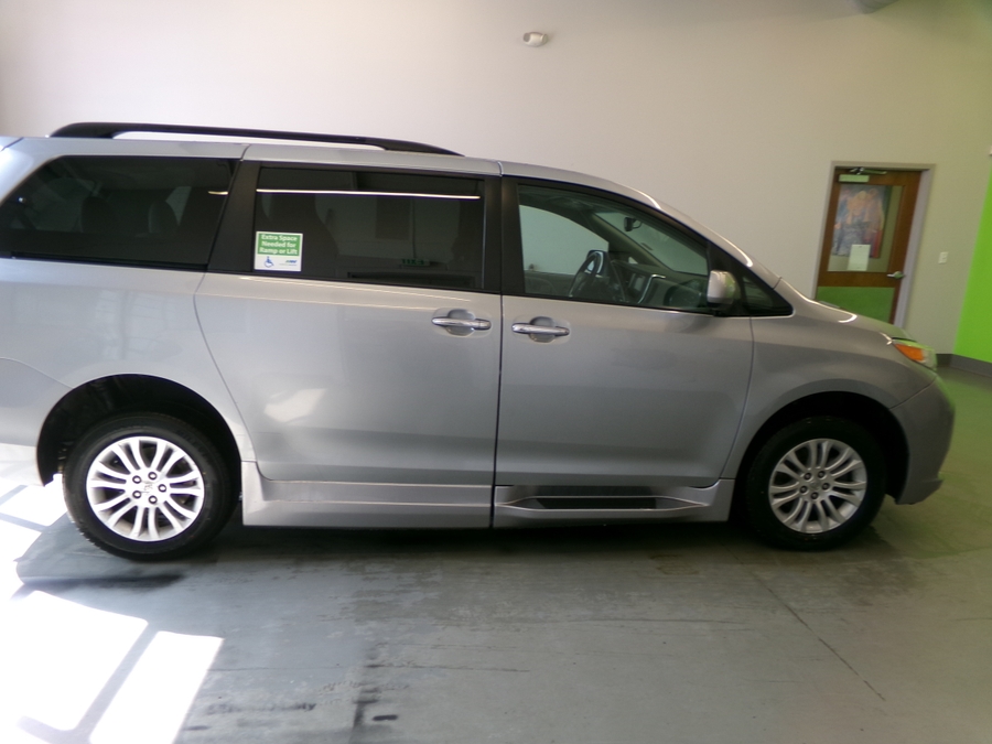 Silver Toyota Sienna image number 1