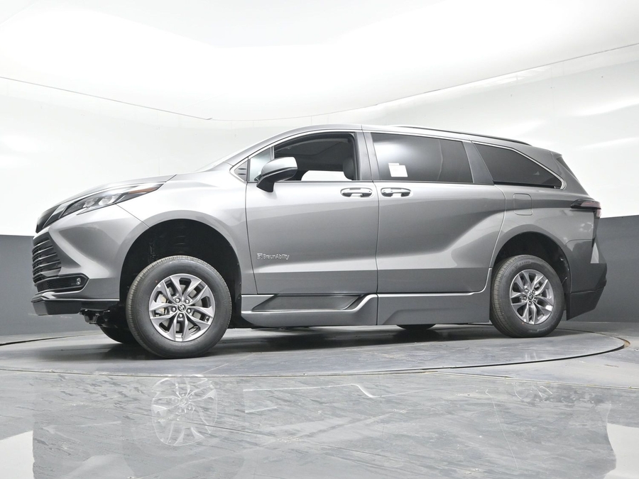 Grey Toyota Sienna image number 17