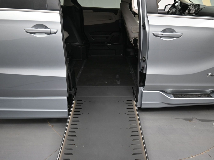 Silver Honda Odyssey image number 10