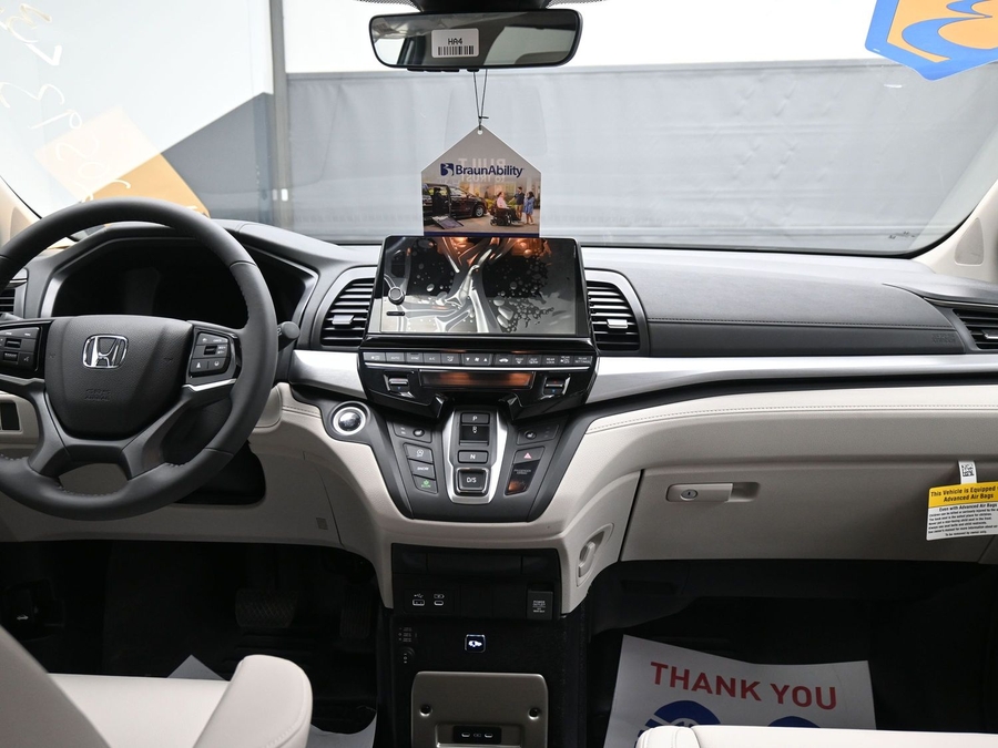 Silver Honda Odyssey image number 12