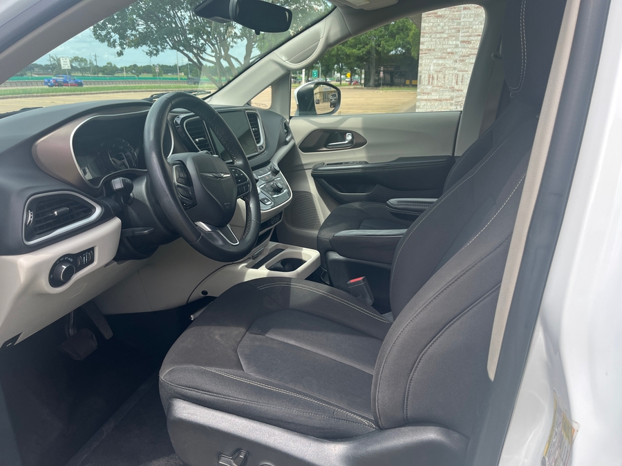 White Chrysler Voyager image number 6