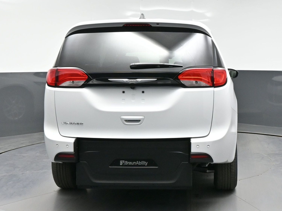 White Chrysler Voyager image number 2