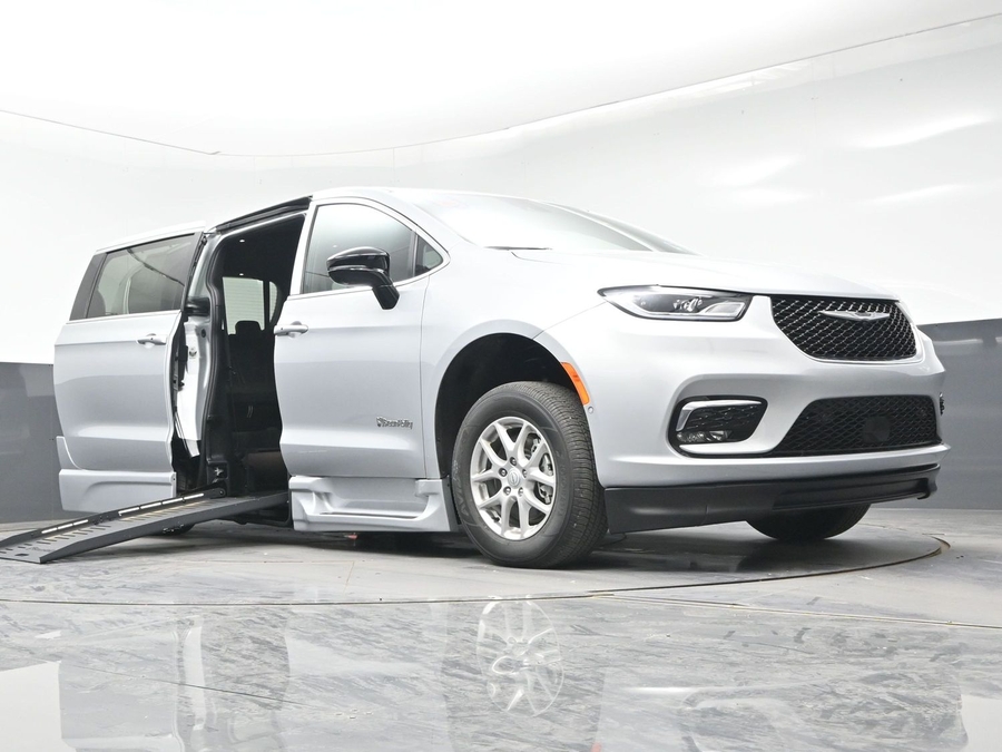Silver Chrysler Pacifica image number 19