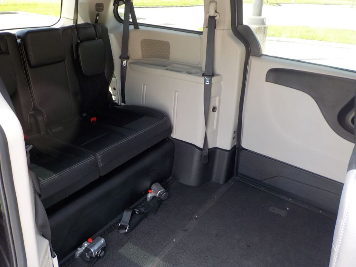 Grey Dodge Grand Caravan image number 17