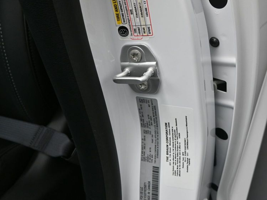 White Chrysler Voyager image number 22