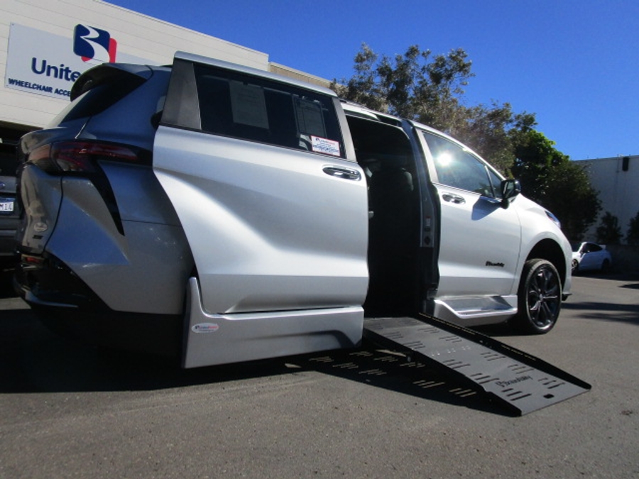 New 2025 Toyota Sienna Hybrid XSE - BraunAbility Side Entry Entry Fold Out Automatic Ramp