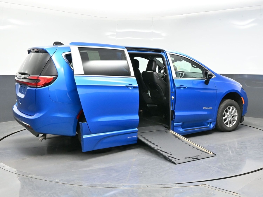 Blue Chrysler Pacifica image number 6