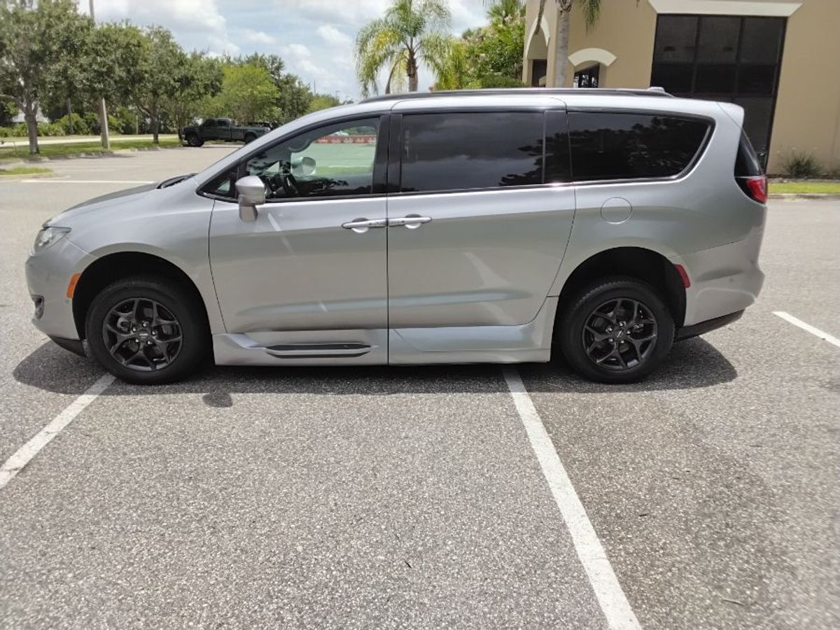 Silver Chrysler Pacifica image number 12