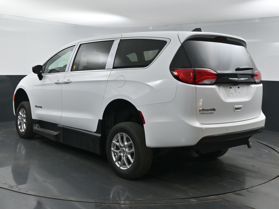 New 2025 Chrysler Voyager LX w MID ROW SEAT - BraunAbility Commercial Side Entry In Floor Manual Ramp