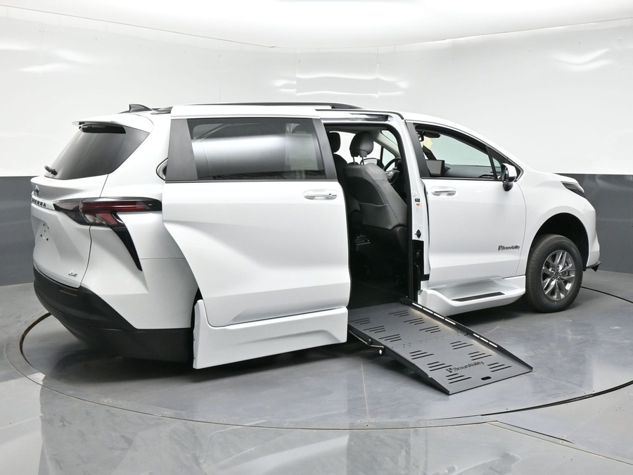 New 2026 Toyota Sienna Hybrid XLE Base - BraunAbility Side Entry Entry Fold Out Automatic Ramp