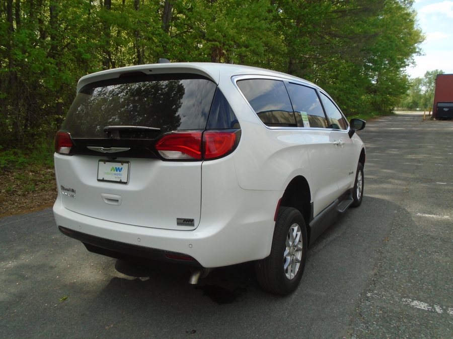 White Chrysler Voyager image number 10