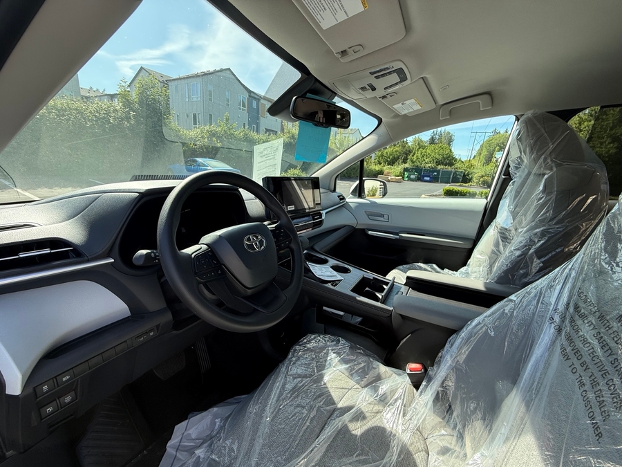 New 2026 Toyota Sienna Hybrid LE w swivel 2nd row - Vantage Mobility Commercial Rear Entry Entry Fold Out Manual Ramp