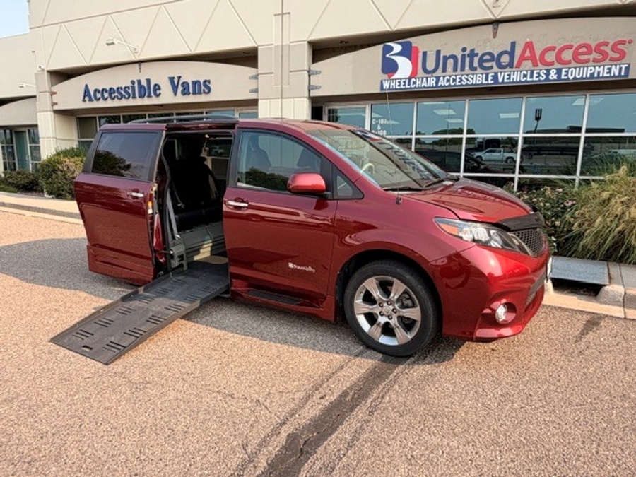 Used 2013 Toyota Sienna SE - BraunAbility Side Entry Fold Out Automatic Ramp