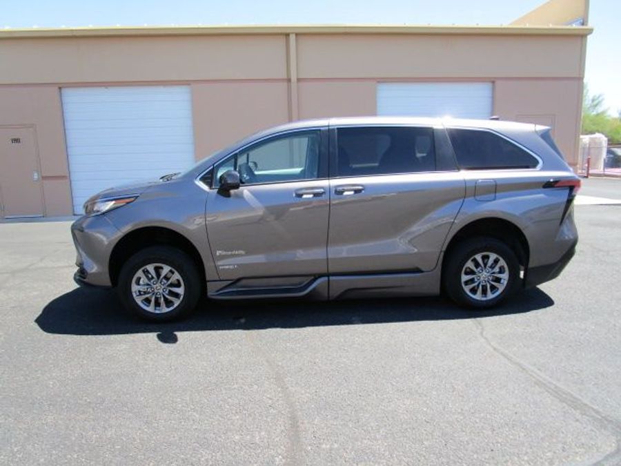 Used 2021 Toyota Sienna Hybrid LE - BraunAbility Side Entry Entry Fold Out Automatic Ramp