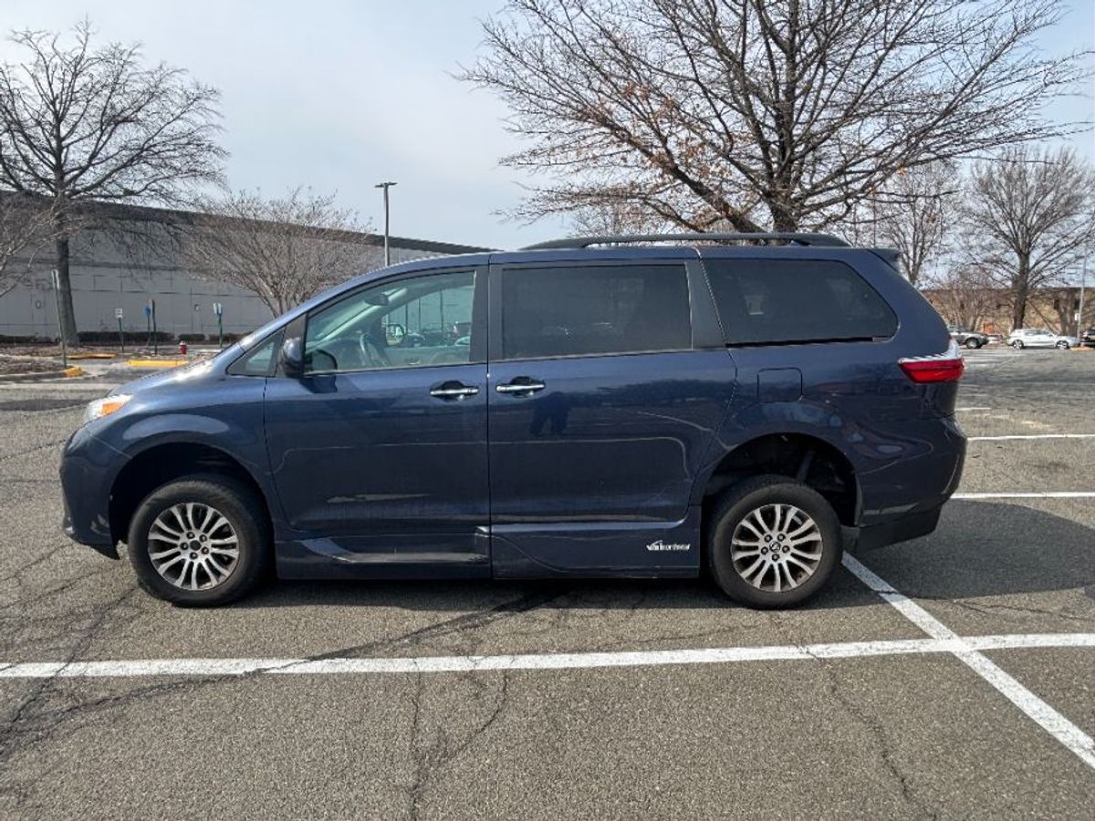 Blue Toyota Sienna image number 2