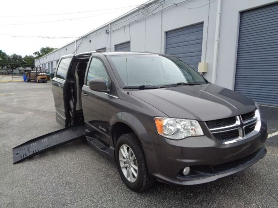 Used 2018 Dodge Grand Caravan SXT - BraunAbility Side Entry Entry Fold Out Automatic Ramp