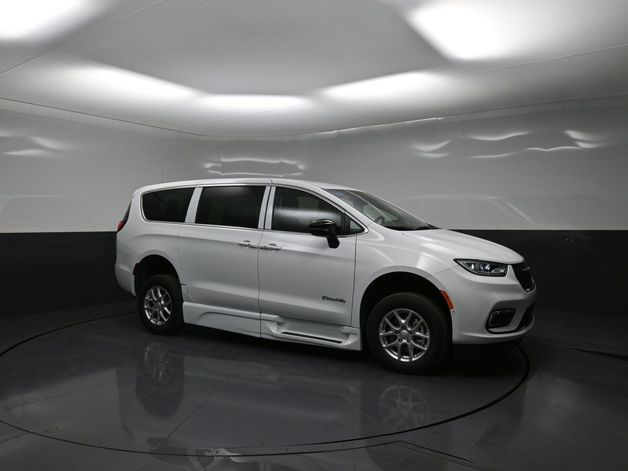 New 2025 Chrysler Pacifica Select Safety - BraunAbility Side Entry Entry In Floor Automatic Ramp