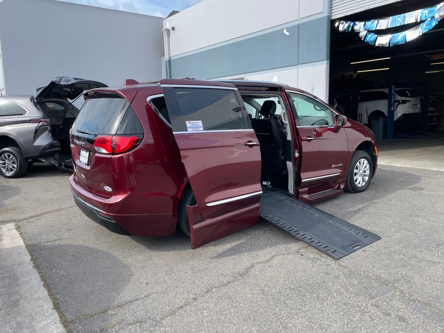 Used 2018 Chrysler Pacifica Touring L Plus - BraunAbility Side Entry Entry In Floor Automatic Ramp