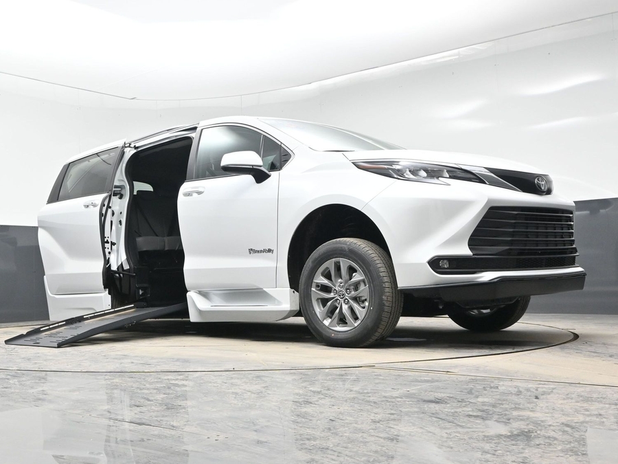 New 2026 Toyota Sienna Hybrid XLE Base - BraunAbility Side Entry Fold Out Automatic Ramp