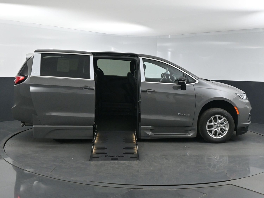 New 2025 Chrysler Pacifica Select Safety - BraunAbility Side Entry Entry Fold Out Automatic Ramp