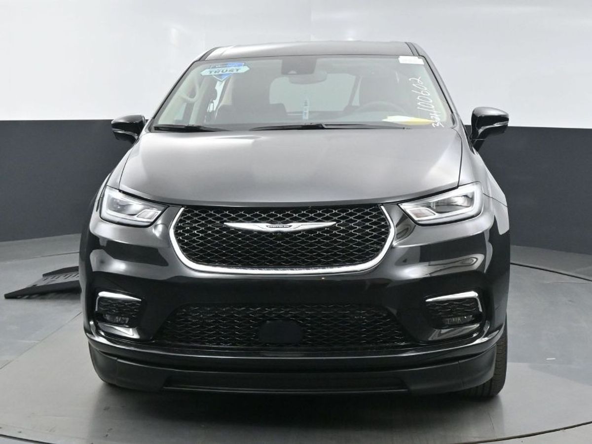 Black Chrysler Pacifica image number 18