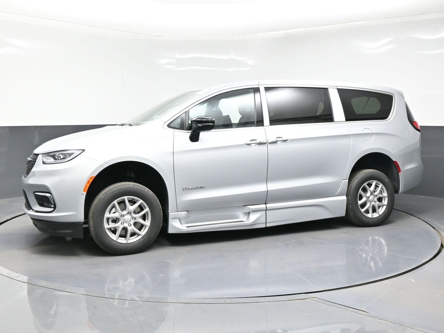 Silver Chrysler Pacifica image number 2