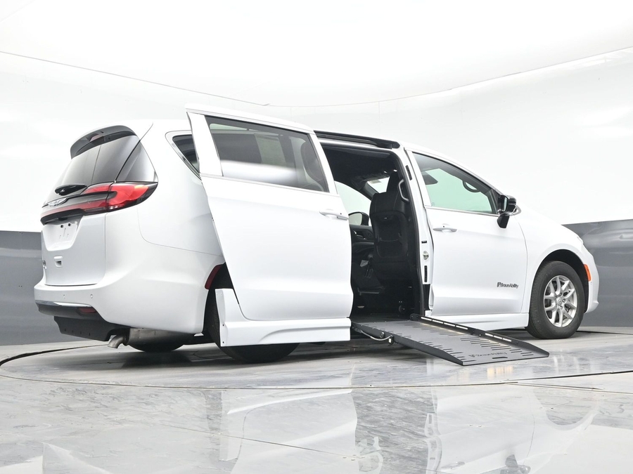 White Chrysler Pacifica image number 14