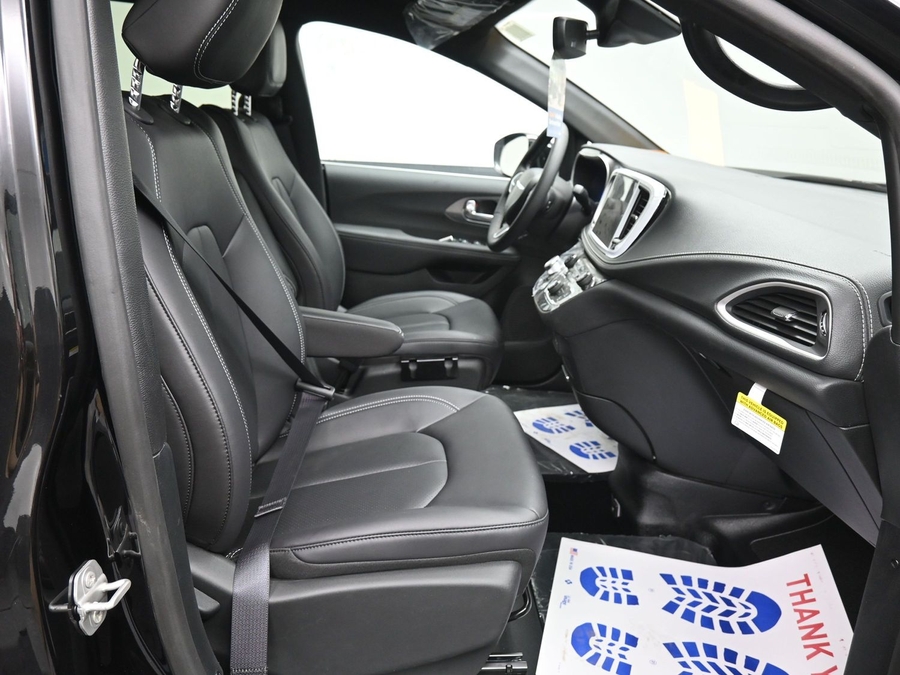 Black Chrysler Pacifica image number 6