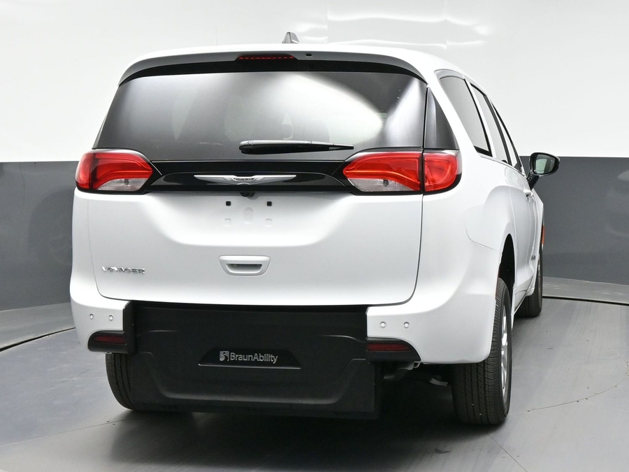 White Chrysler Voyager image number 5