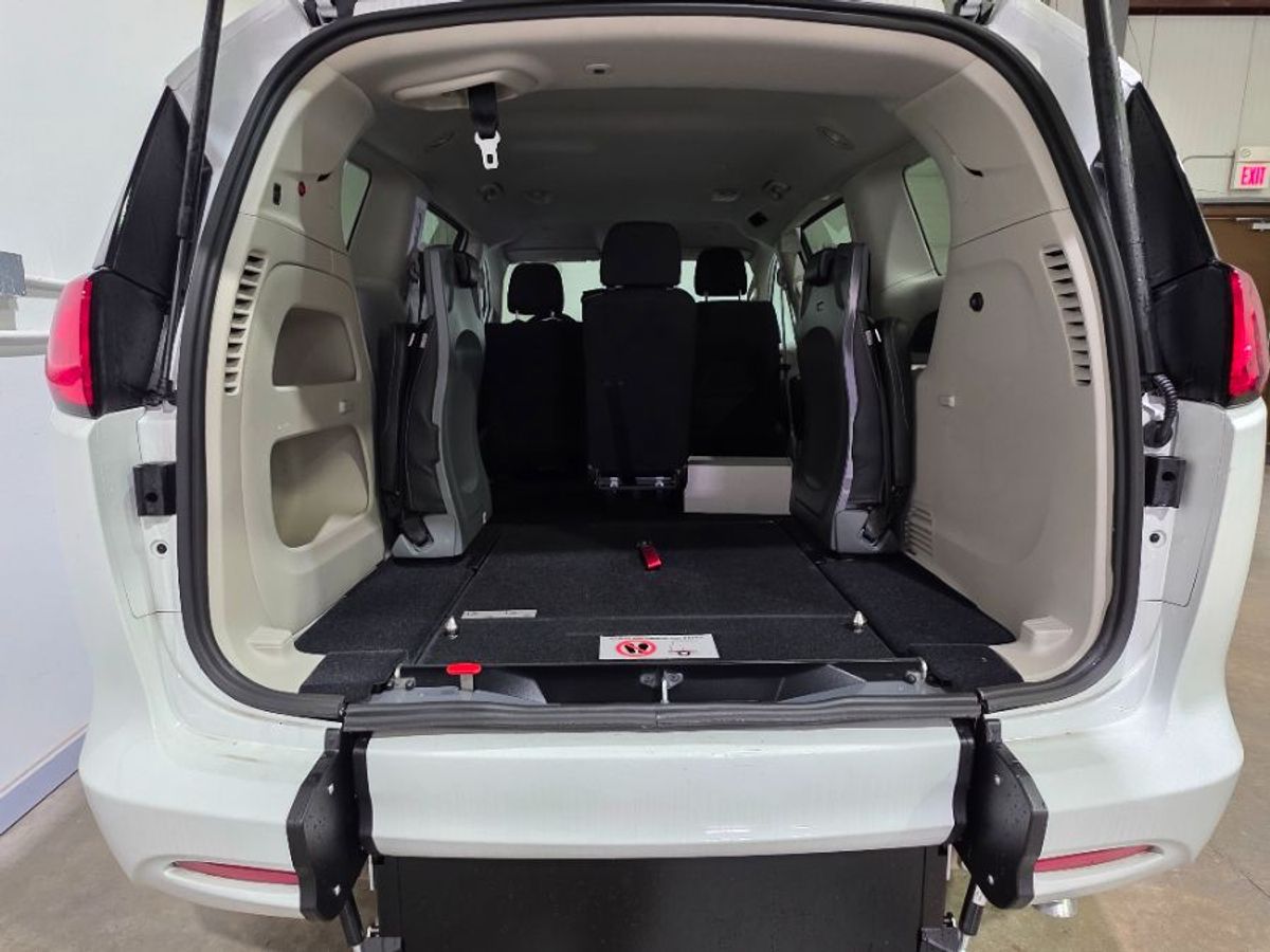 White Chrysler Voyager image number 18