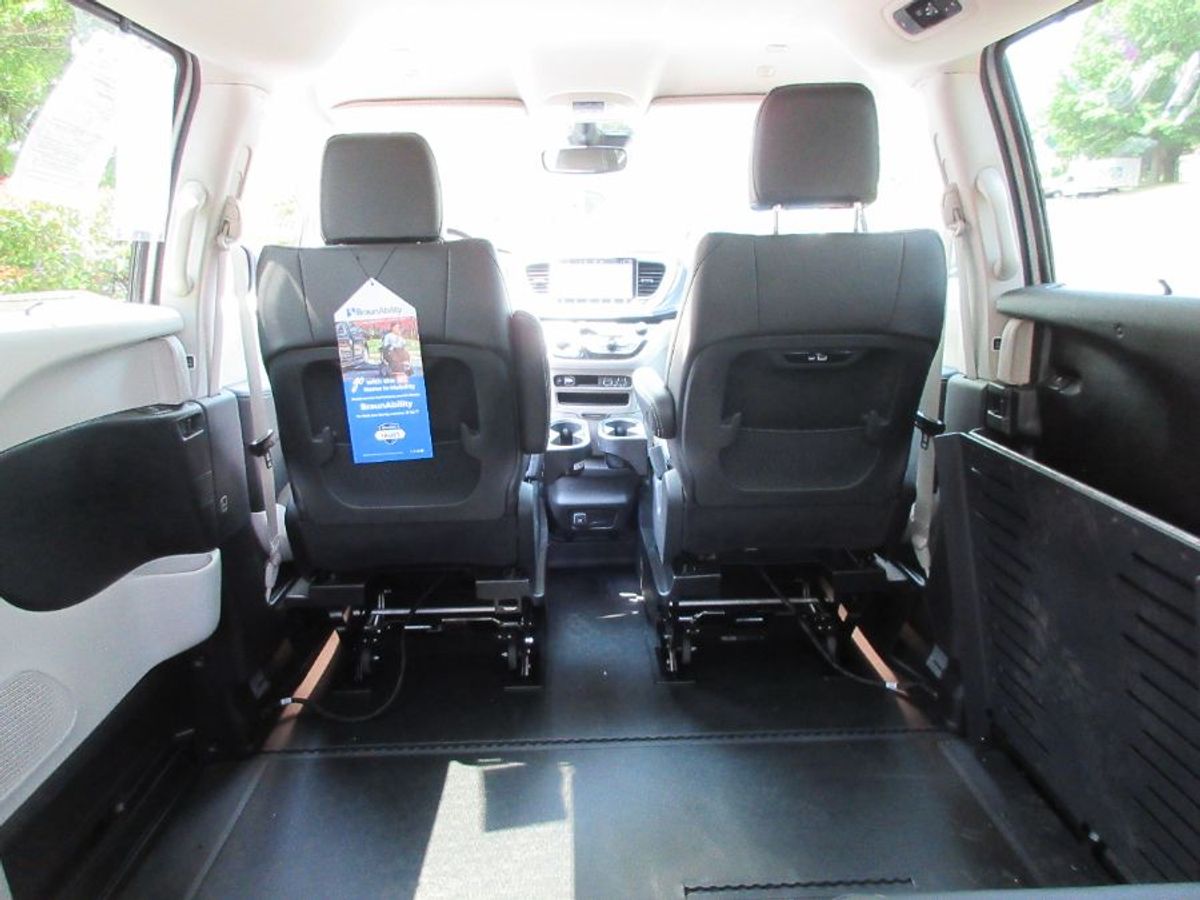 Silver Chrysler Pacifica image number 15