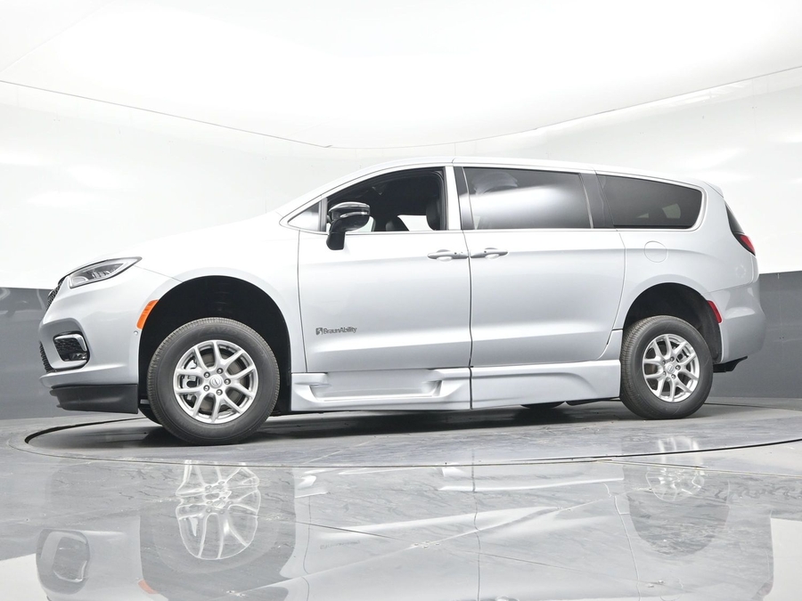 Silver Chrysler Pacifica image number 16