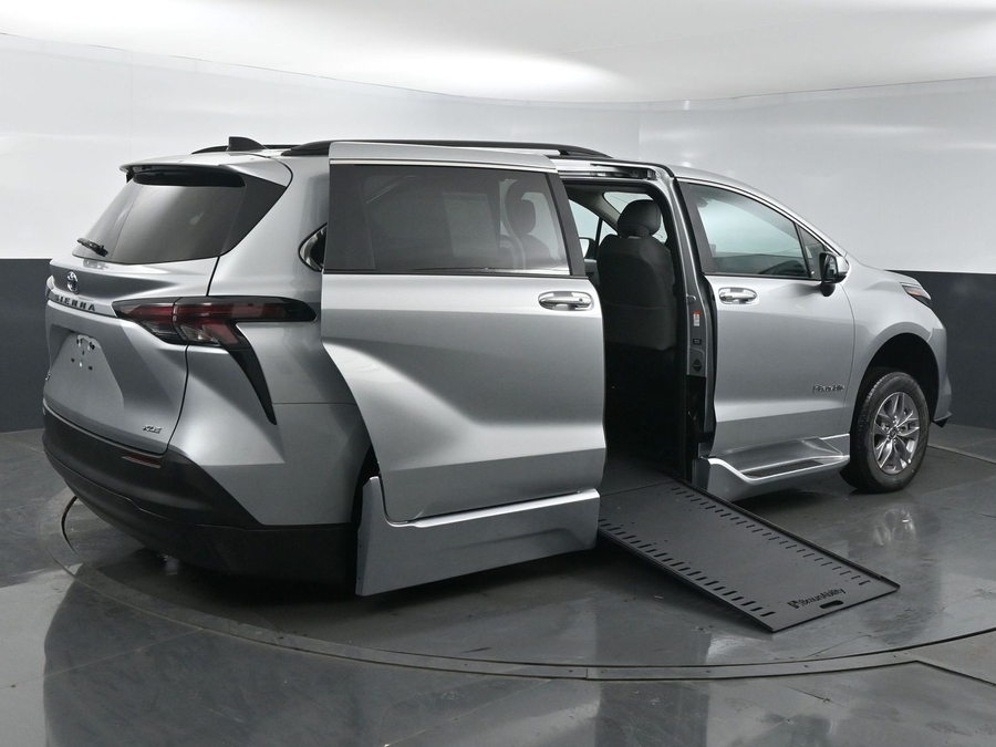 New 2025 Toyota Sienna Hybrid XLE Plus - BraunAbility Side Entry Entry In Floor Automatic Ramp