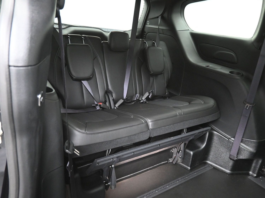 Black Chrysler Pacifica image number 9