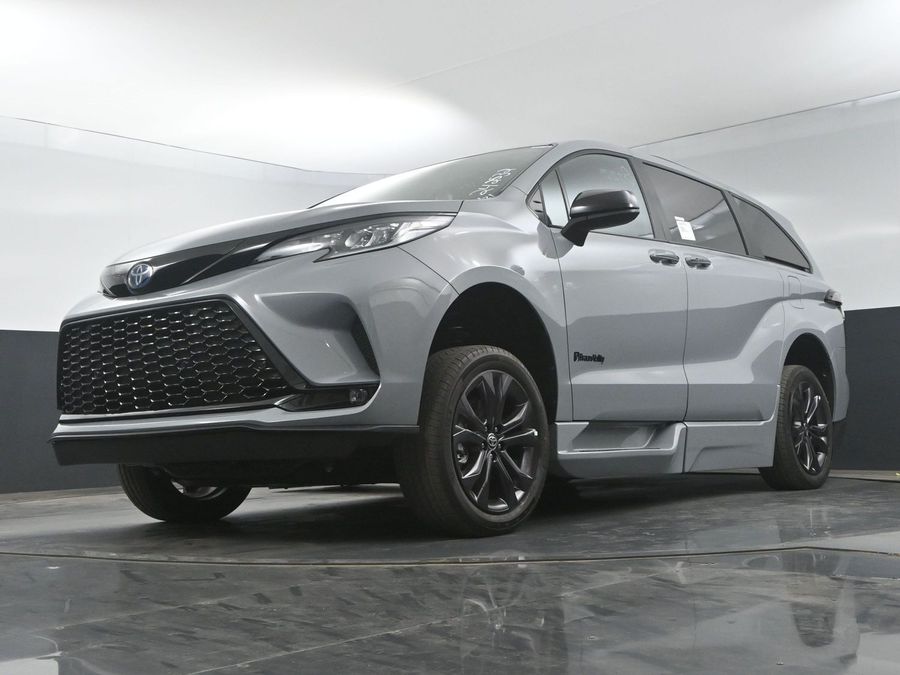 New 2025 Toyota Sienna Hybrid XSE Sport - BraunAbility Side Entry Entry In Floor Automatic Ramp