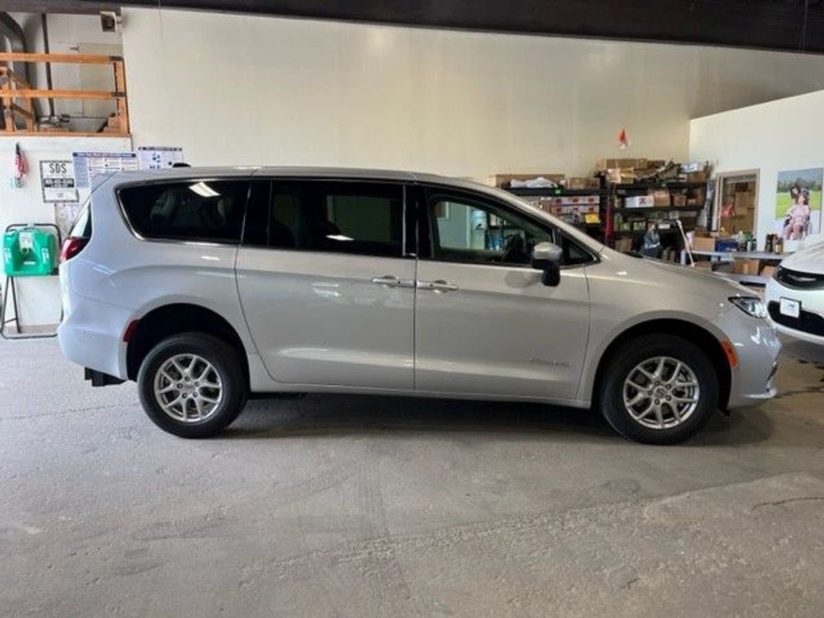 2023 CHRYSLER PACIFICA - Image 7