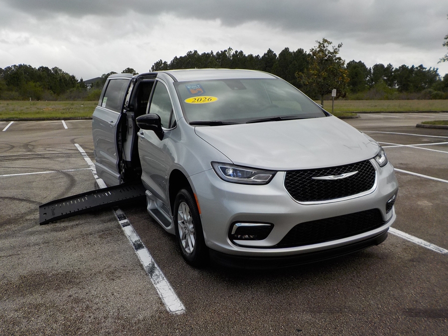 Silver Chrysler Pacifica image number 23