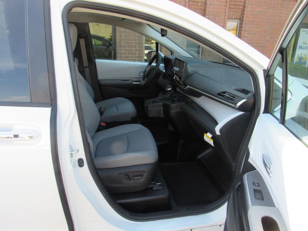 2025 TOYOTA SIENNA - Image 11