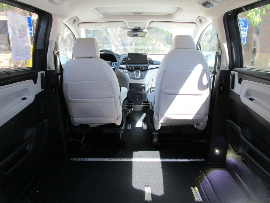 Blue Honda Odyssey image number 5
