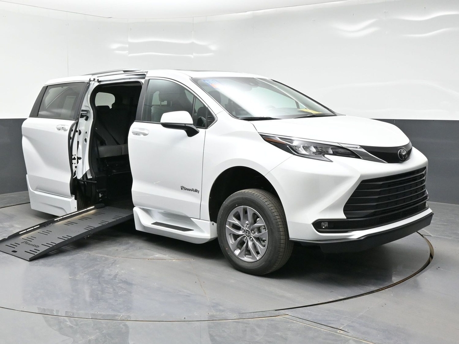White Toyota Sienna image number 9