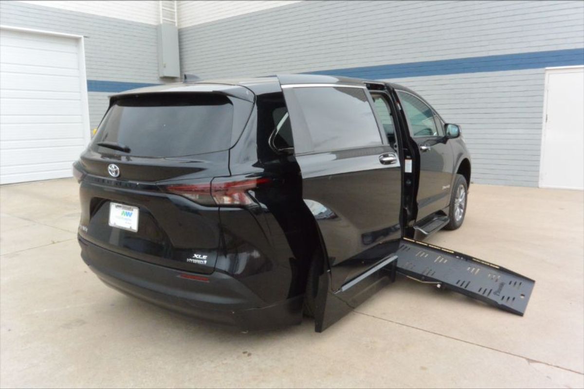 Black Toyota Sienna image number 6